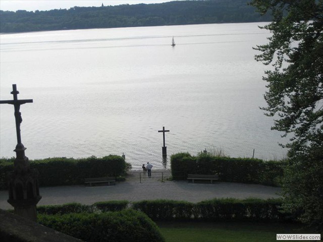 Kreuz im See = Fundstelle des toten Königs